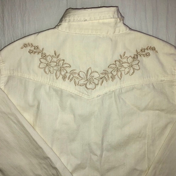 🦋Hollister White embroidered snap button down - Picture 8 of 8